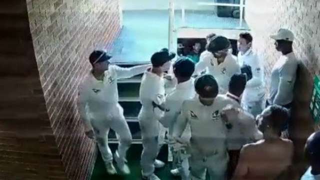 Warner cleared for second Test, De Kock to contest charge