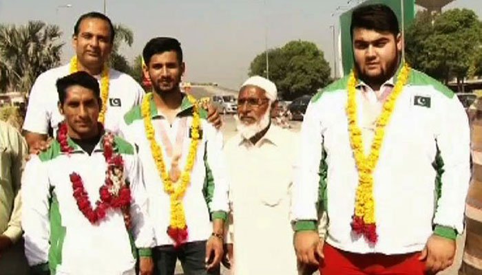 Pakistani weightlifters return home from Commonwealth Games