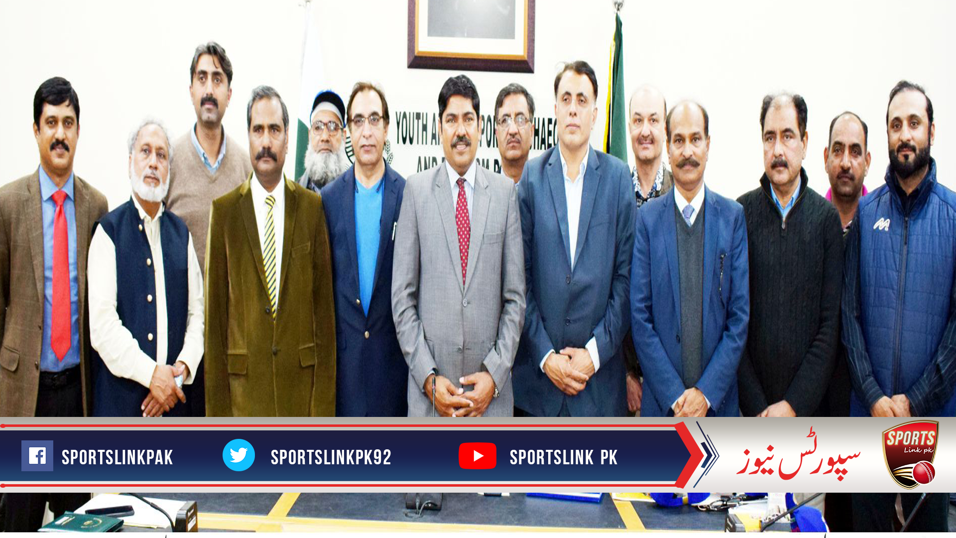 Secretary Youth affairs, Sports, Archeology and Tourism Ehsan Bhutta awards certificates to prominent performers of 15th Cholistan Desert Jeep Rally