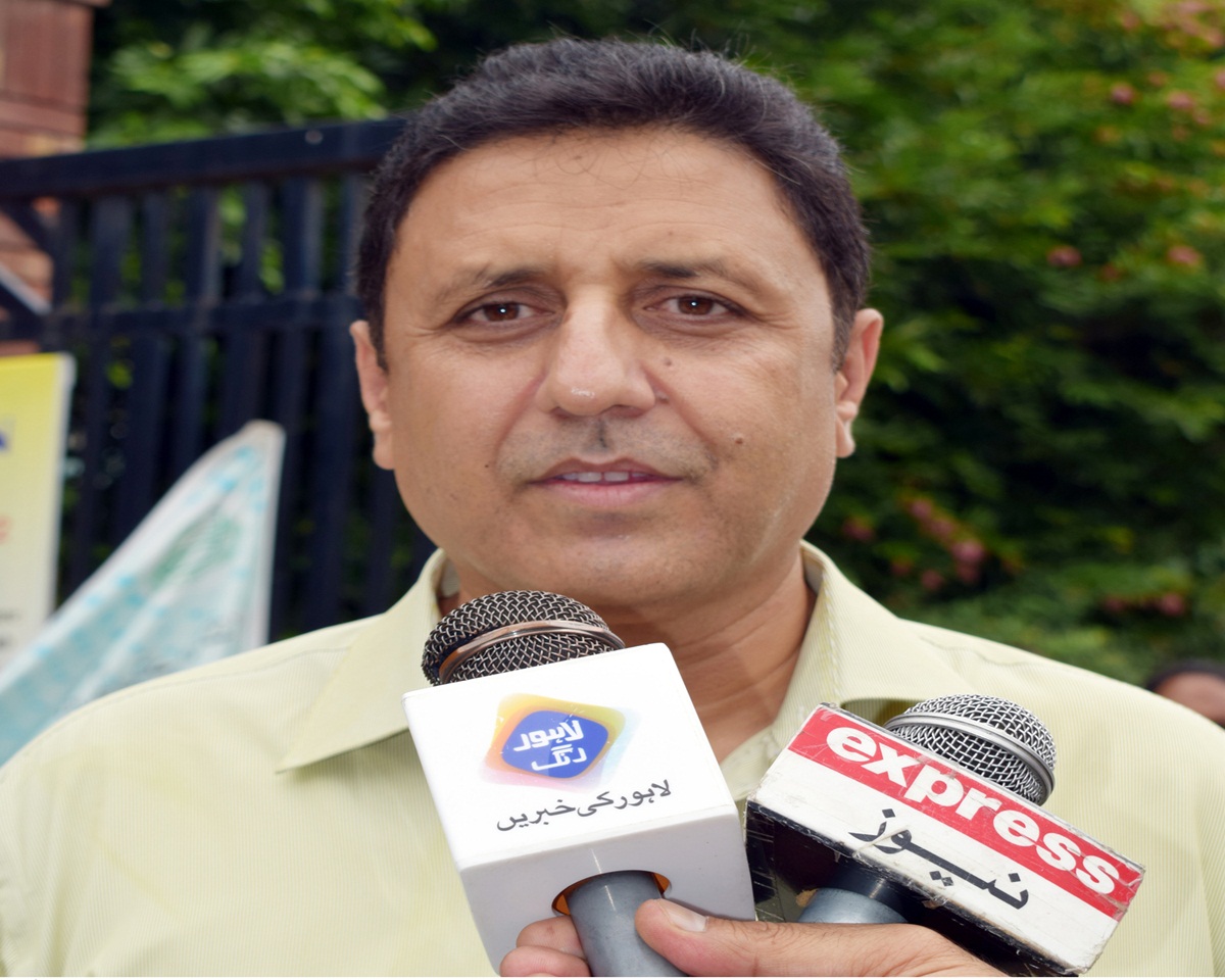 Director General Sports Punjab Muhammad Tariq Qureshi leads anti-dengue awareness walk from National Hockey Stadium to Gaddafi Stadium