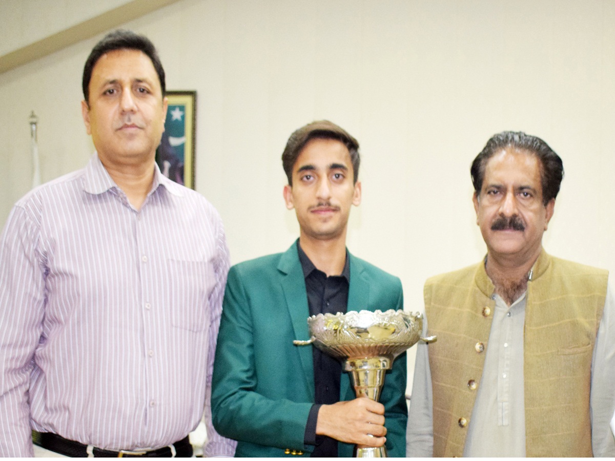 Young world amateur snooker champion Ahsan Ramzan called on Secretary Sports and Youth Affairs Punjab Asadullah Faiz and Director General Sports Punjab Muhammad Tariq Qureshi