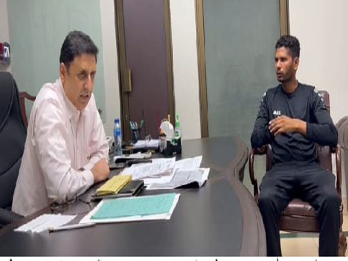 Director General Sports Punjab Muhammad Tariq Qureshi gives away air ticket, amount for expenditures and necessary sports gear to Para-athlete Naeem Masih for his participation in Islamic Paralympic Games