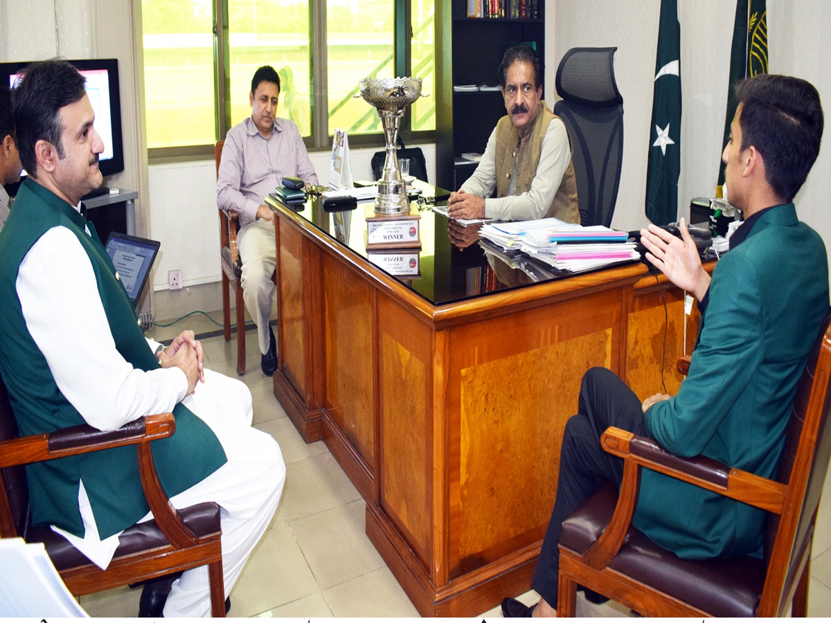 Director General Pakistan Rangers Punjab Maj-Gen Syed Asif and Director General Sports Punjab Muhammad Tariq Qureshi discuss promotion of sports in the province