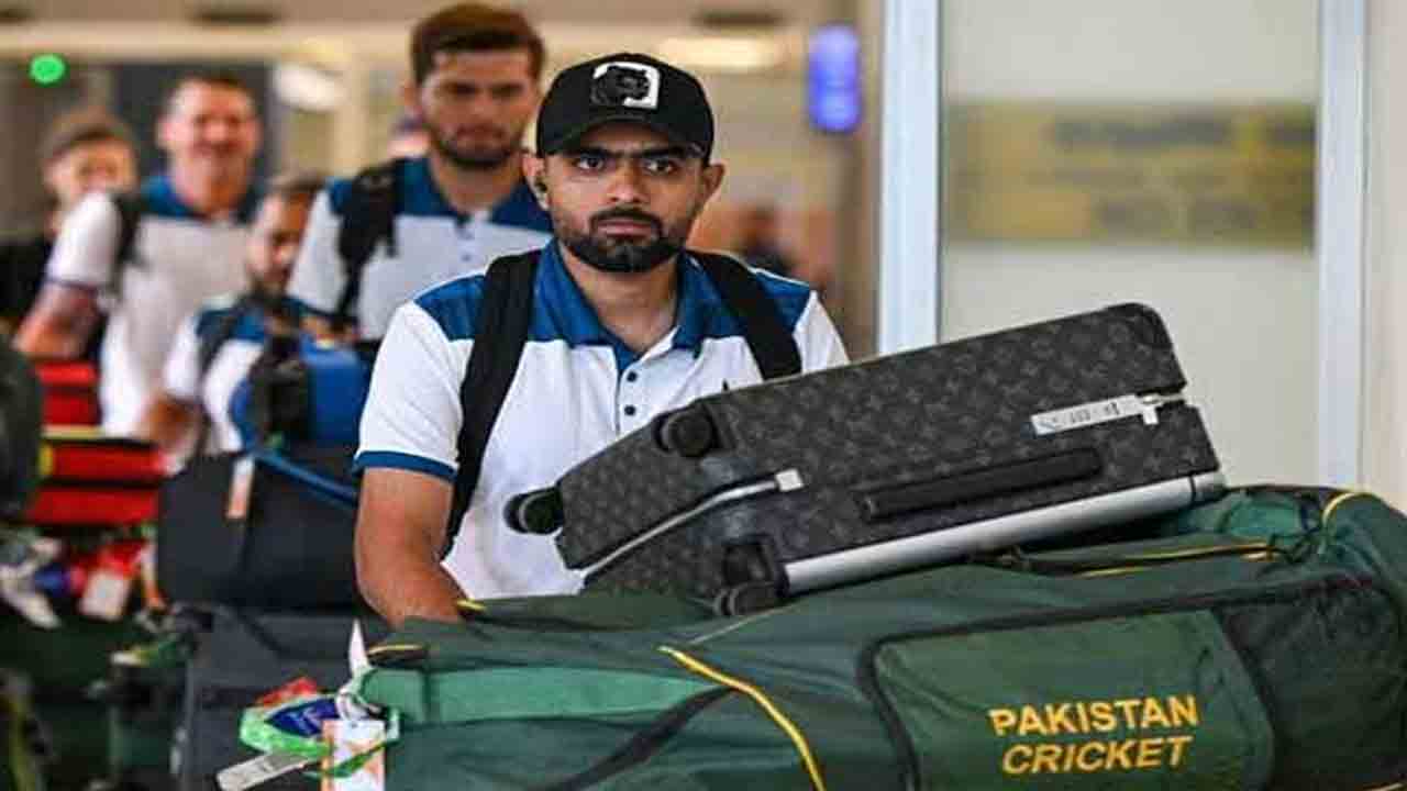 World Cup ; Pakistan team will fly out of India in two groups.